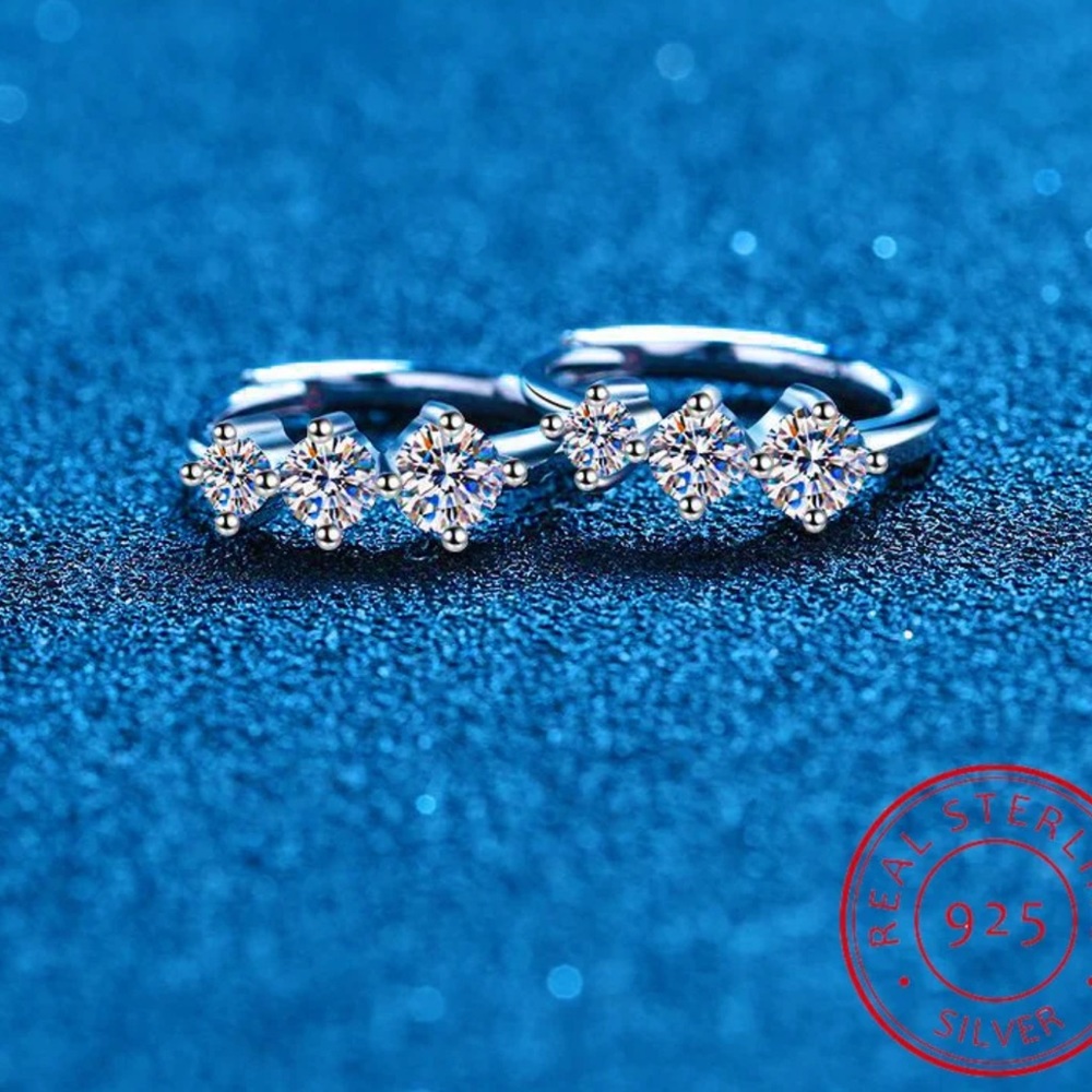 ♨️S925 Sterling Silver 3 Stone D-Color Moissanite Diamond Huggie Earrings - Picture 4 of 7